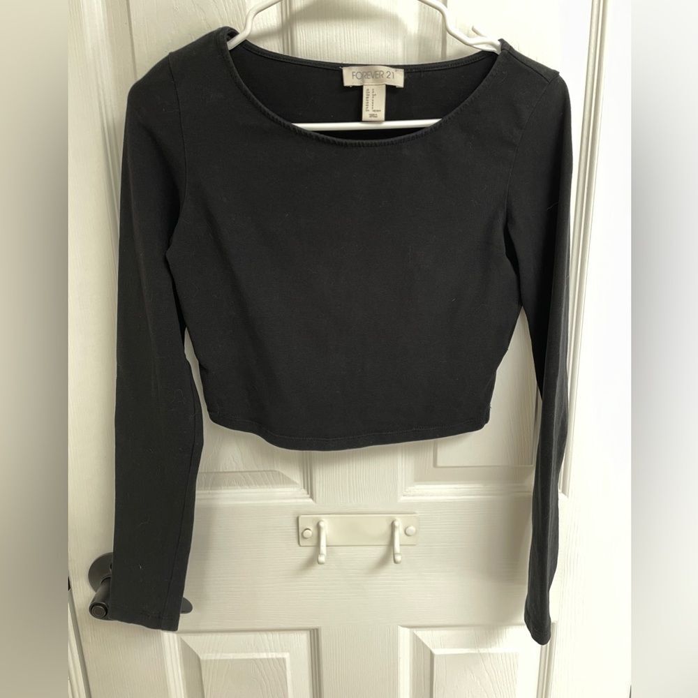 Forever 21 Black Scoop Neck Cropped Long Sleeve Tshirt Women’s Size Small